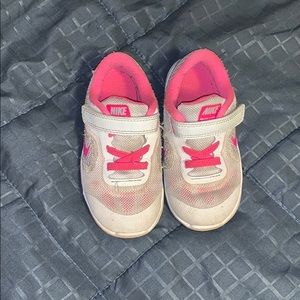 Toddler girl Nike’s.